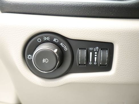 Used 2017 Chrysler Pacifica Limited FWD image 26