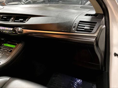 Used 2014 Lexus CT 200h image 18