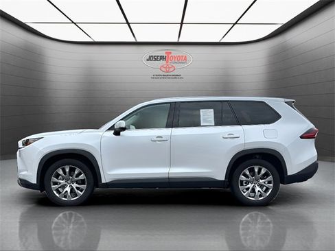 Certified 2025 Toyota Grand Highlander AWD image 2