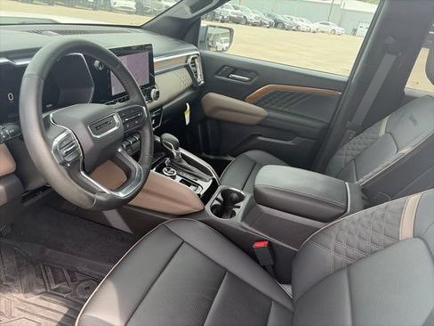 Used 2025 GMC Canyon Denali AWD/4WD image 16