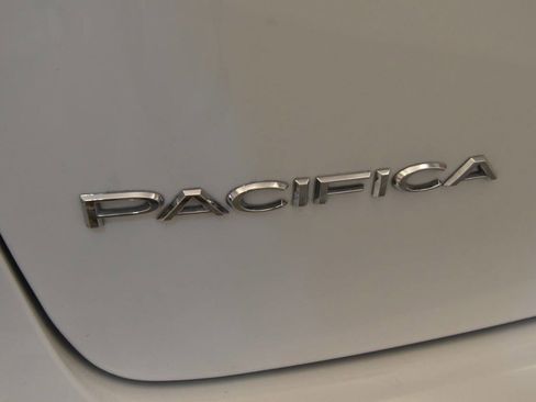 Used 2023 Chrysler Pacifica Touring-L image 30