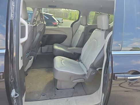 Used 2017 Chrysler Pacifica Touring-L Plus w/ Advanced Safetytec Group image 9