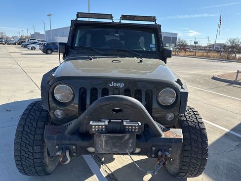 Used 2015 Jeep Wrangler Unlimited Sahara w/ Connectivity Group image 8