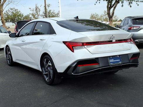Certified 2025 Hyundai Elantra SEL image 3