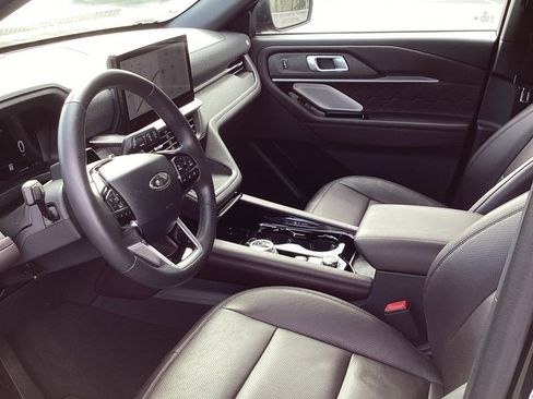 Used 2025 Ford Explorer Platinum w/ LUX Leather Package image 10
