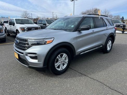 Certified 2022 Ford Explorer XLT w/ Equipment Group 202A AWD/4WD image 3
