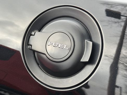 Used 2015 Dodge Challenger SRT w/ Technology Group image 9