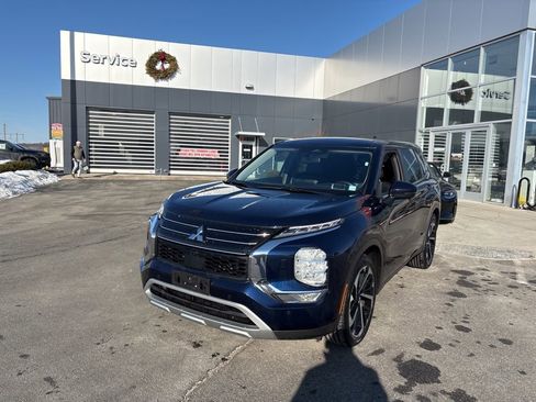 Used 2024 Mitsubishi Outlander SE Black Edition image 3