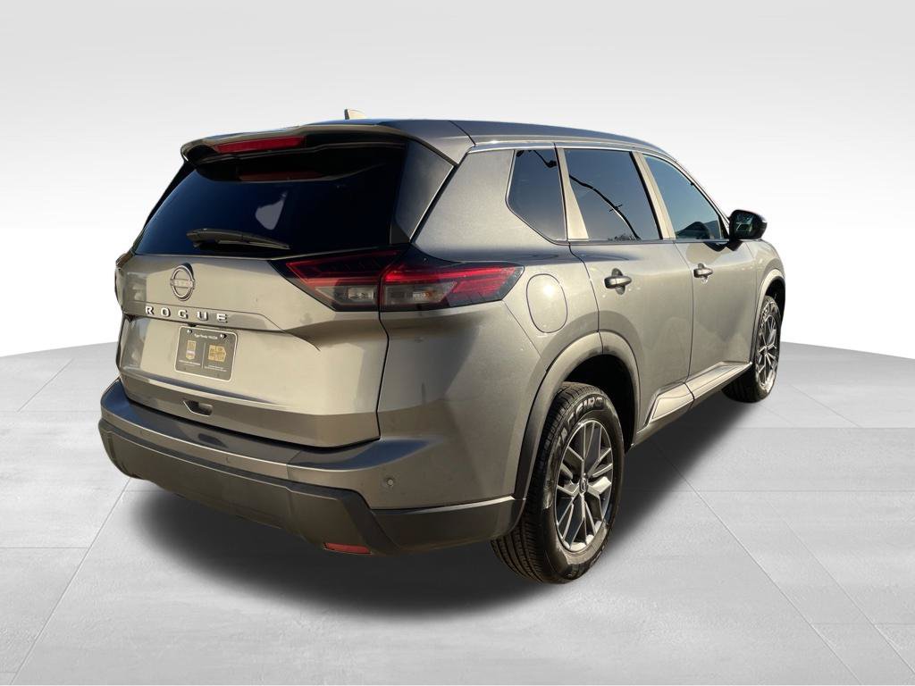 Used 2024 Nissan Rogue S FWD image 5
