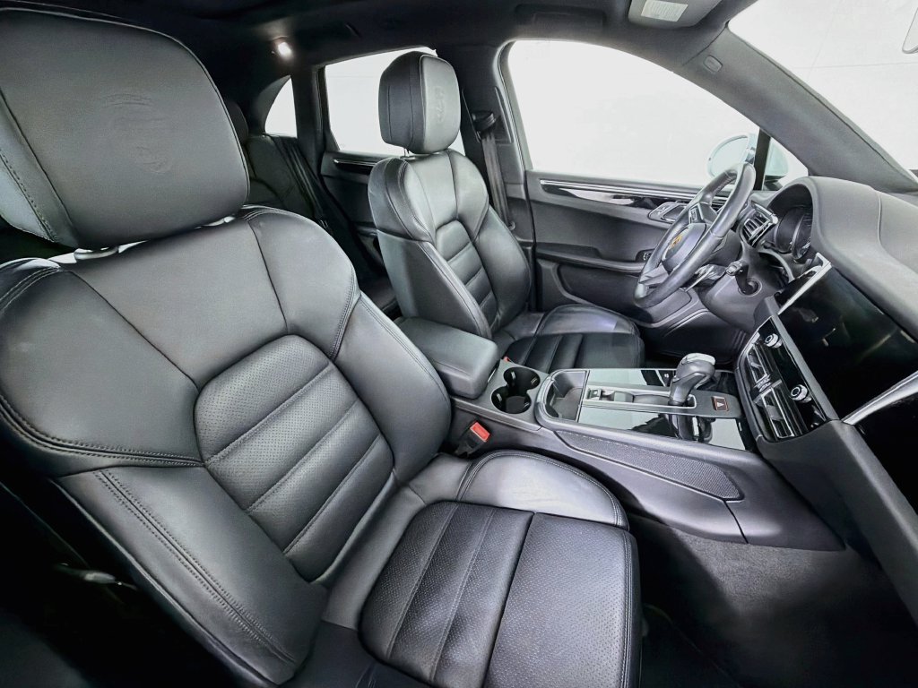 Certified 2023 Porsche Macan AWD/4WD image 30