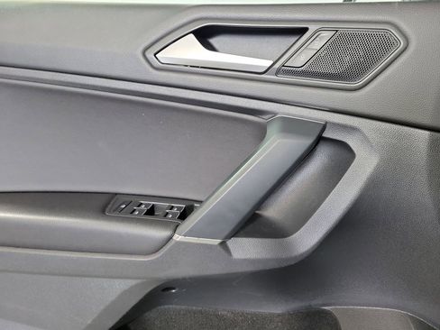 Used 2020 Volkswagen Tiguan SE w/ Panoramic Sunroof Package AWD/4WD image 16