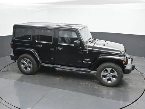 Used 2018 Jeep Wrangler Unlimited Sahara w/ Connectivity Group AWD/4WD image 28