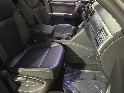 Certified 2021 Volkswagen Atlas Cross Sport SE w/ Panoramic Sunroof Package FWD image 19