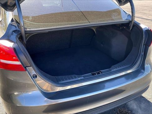 Used 2018 Ford Focus SE image 4