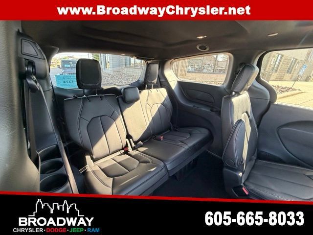 New 2027 Chrysler Pacifica Select FWD image 12