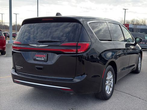 Used 2024 Chrysler Pacifica Touring-L image 5