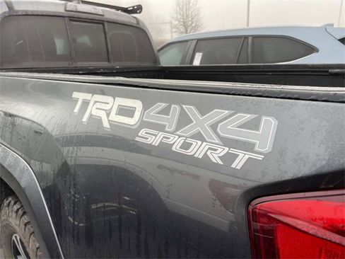 Used 2016 Toyota Tacoma TRD Sport image 9