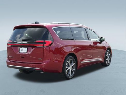 Used 2026 Chrysler Pacifica Pinnacle AWD/4WD image 9