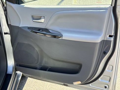 Used 2015 Toyota Sienna XLE Premium FWD image 6