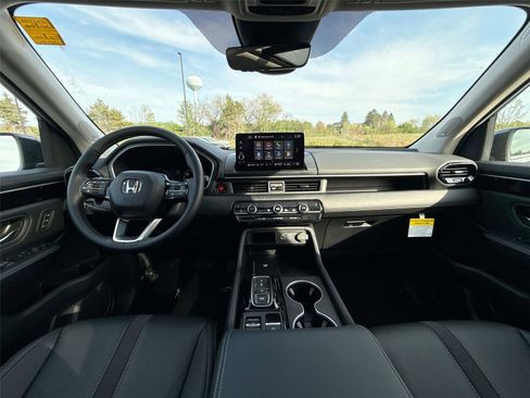 Certified 2025 Honda Pilot Touring image 23