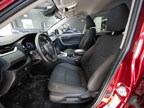Used 2021 Toyota RAV4 LE image 9