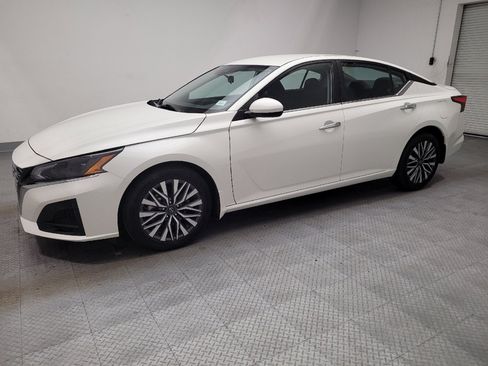 Used 2023 Nissan Altima 2.5 SV FWD image 2