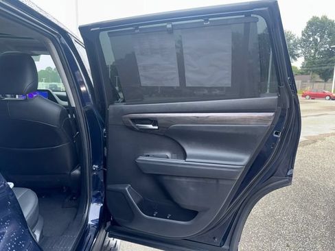 Used 2023 Toyota Highlander Limited FWD image 28