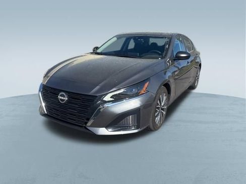 Used 2025 Nissan Altima 2.5 SV image 2