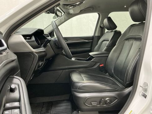 Used 2023 Jeep Grand Cherokee L Limited w/ Black Appearance Package image 10