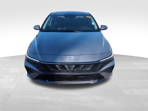 Used 2025 Hyundai Elantra Limited image 2