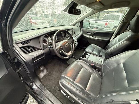 Used 2018 Toyota Sienna SE w/ Carpet Mat Package FWD image 7
