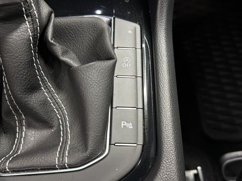 Certified 2025 Volkswagen Taos SEL AWD/4WD image 40
