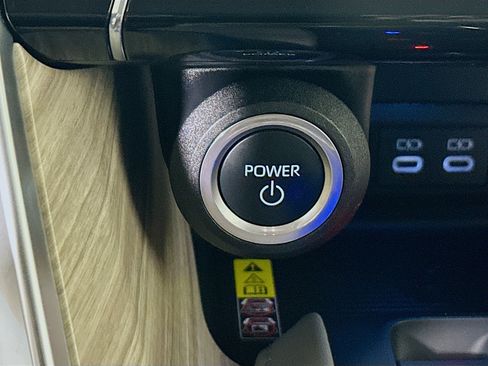 Used 2023 Toyota Venza LE image 20