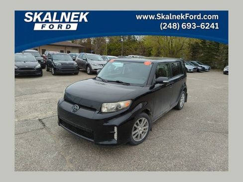 Used 2015 Scion xB FWD image 1