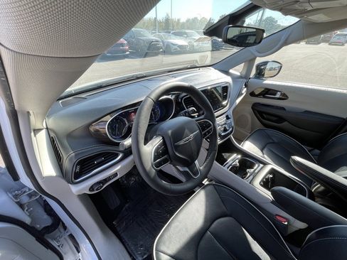 Used 2024 Chrysler Pacifica Limited image 10