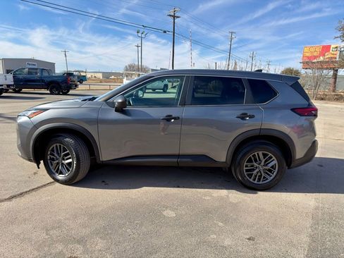 Used 2022 Nissan Rogue S image 2