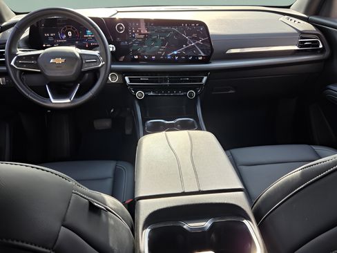 Used 2025 Chevrolet Traverse LT AWD/4WD image 12