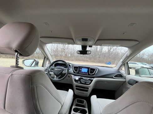 Used 2018 Chrysler Pacifica Touring Plus image 33