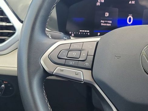 Certified 2025 Volkswagen Taos SE FWD image 19
