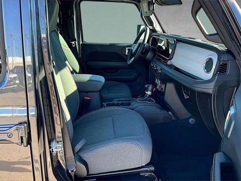 Used 2025 Jeep Wrangler Sahara image 5