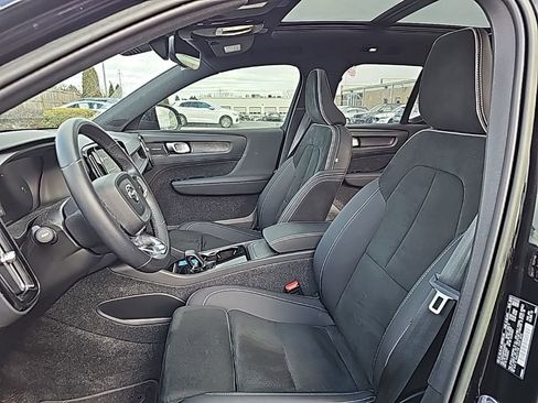 Used 2023 Volvo XC40 Recharge Ultimate image 3