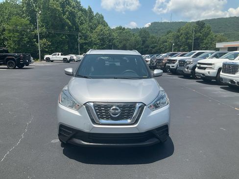 Used 2019 Nissan Kicks SV FWD image 2