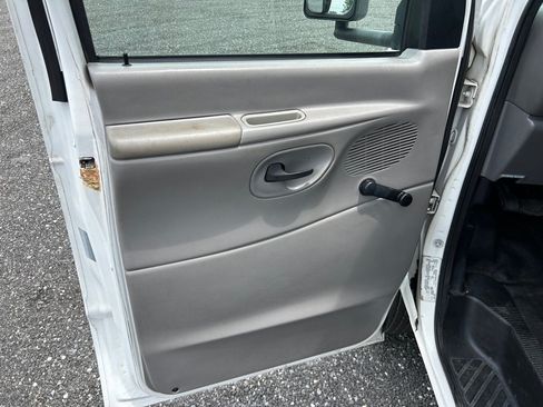 Used 2000 Ford E-350 and Econoline 350 Super Duty RWD image 15