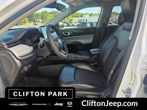 Used 2022 Jeep Compass Latitude AWD/4WD image 10