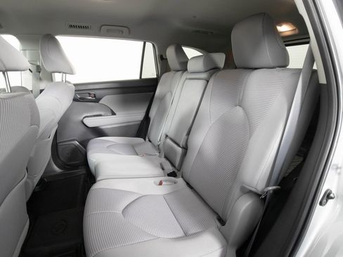 Used 2023 Toyota Highlander LE image 13