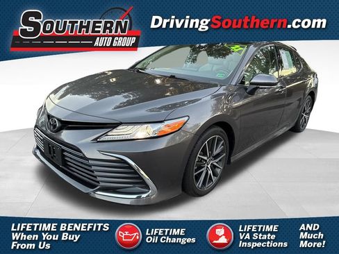 Used 2021 Toyota Camry XLE image 1
