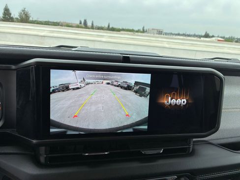 Used 2025 Jeep Wrangler Sahara image 22