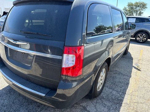 Used 2011 Chrysler Town & Country Touring w/ Driver Convenience Group FWD image 5