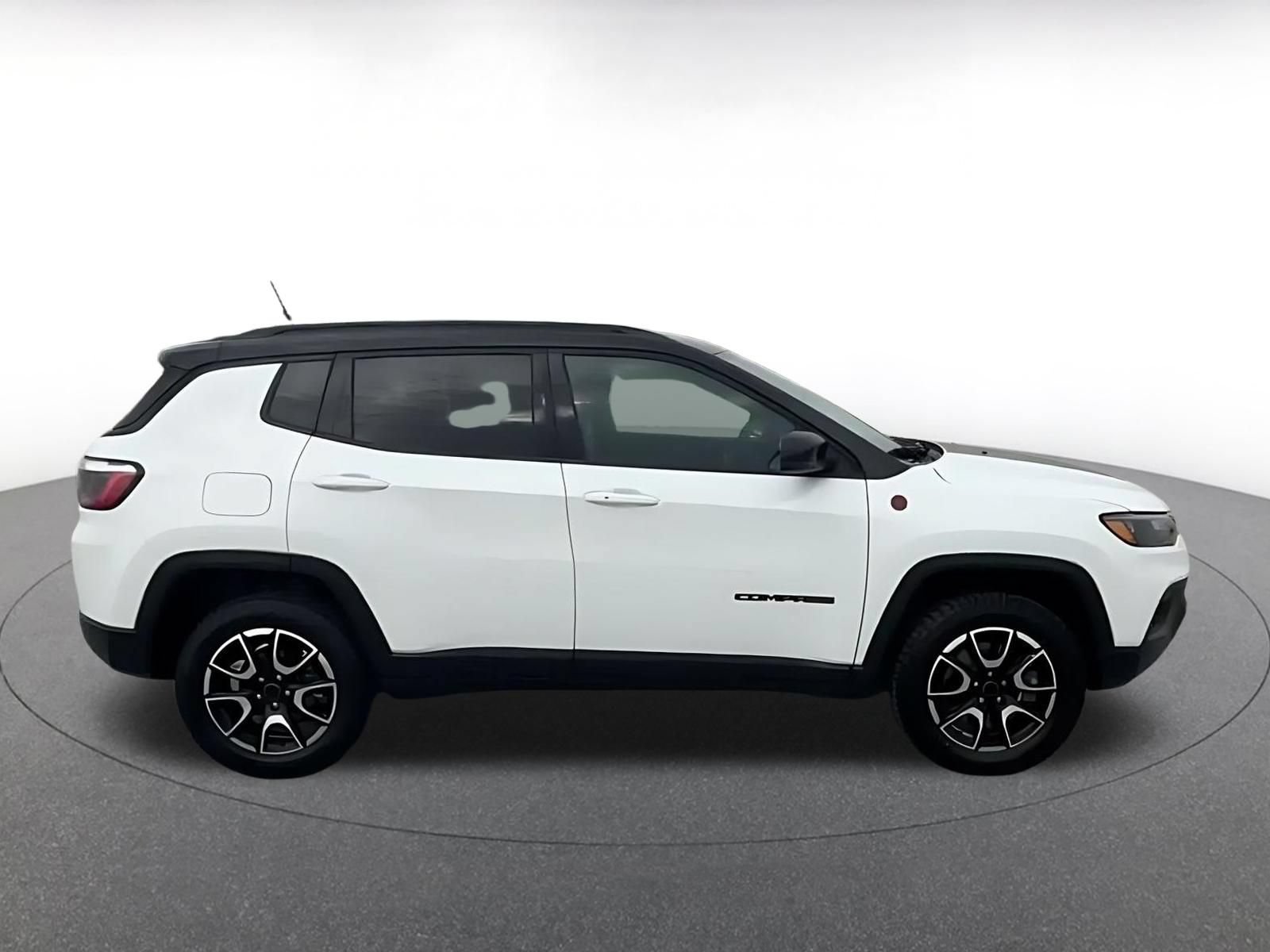 Used 2025 Jeep Compass Trailhawk AWD/4WD image 15
