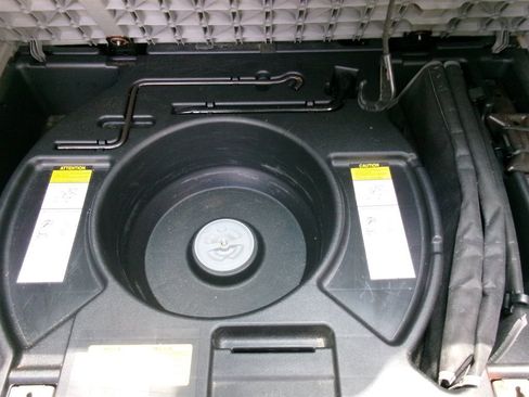 Used 2005 Pontiac Vibe w/ Power Group Value Package FWD image 31